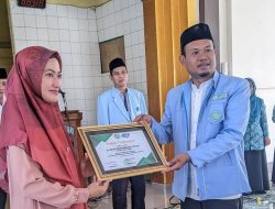 Peduli Dengan Taman Pendidikan Al Quran, Bupati Indah Terima Penghargaan BKPRMI
