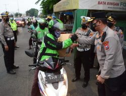 Peduli Dampak Kenaikan Harga BBM, Kapolresta Sidoarjo Bagikan Paket Sembako