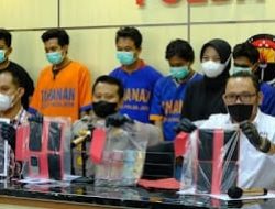 Ditreskrimum Polda Jatim Amankan 7 Tersangka Penggelapan Gula Ravinasi