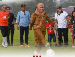 Diguyur Hujan, Bupati Indah Resmi Buka Turnamen Sepak Bola Sabbang Selatan Cup I