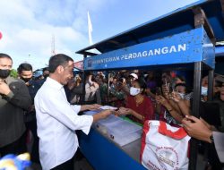 Didampingi Ibu Negara, Presiden Kunjungi Pasar Langgur