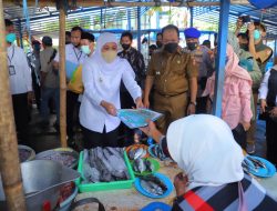 Gubernur Jatim Salurkan Program Perlindungan Sosial Ke Kampung Nelayan di TPI Puger Jember