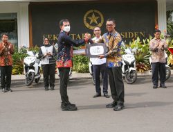 Keren! PLN Serahkan Sertifikat Energi Baru Terbarukan untuk 5 Istana