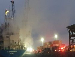 Kapal Kontainer Lit Enterprise Terbakar di Pelabuhan Tanjung Perak Surabaya, Diduga Akibat Konsleting Listrik