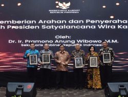 Pramono Anung Serahkan Satyalancana Wira Karya Bagi Lima ASN Setkab