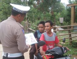 Hari Keenam Ops Zebra, Sat Lantas Bagikan Pamflet di Sirkuit