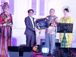 Bupati Adnan Raih Penghargaan Kepala Daerah Peduli LPPL dari KPID Sulsel
