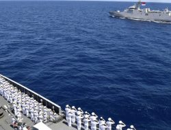 KRI GNR-332 Kawal Kapal Angkatan Laut Korsel Tabur Bunga di Perairan Bali