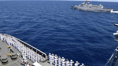 KRI GNR-332 Kawal Kapal Angkatan Laut Korsel Tabur Bunga di Perairan Bali