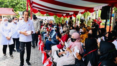 Presiden Jokowi Serahkan Bantuan Sosial di Balikpapan