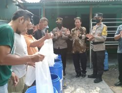 Polisi bersama Perangkat Desa Gagas Budidaya Ikan Lele Dalam Ember