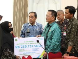 Wabup Pinrang Serahkan Santunan BPJS Ketenagakerjaan