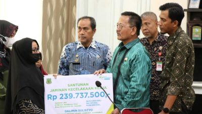 Wabup Pinrang Serahkan Santunan BPJS Ketenagakerjaan