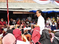 Serahkan Bansos di Pasar Toboali Bangka Selatan, Presiden Jokowi: Gunakan untuk Penuhi Gizi Anak