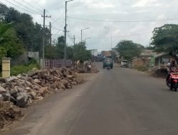 Progres Pelebaran Jalan Provinsi Batas Kabupaten Lumajang-Kabupaten Jember Jatim Minus 10 Persen