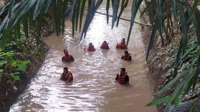 Seorang Kakek Hilang Terseret Arus Sungai di Soppeng, SAR Brimob Bone Diterjunkan Cari Korban
