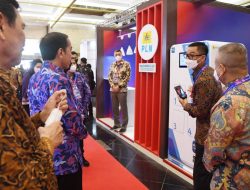Presiden dan Menko Luhut Tinjau Stasiun Penukaran Baterai Kendaraan Listrik