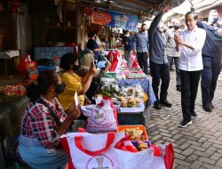 Presiden Bagikan BLT dan Cek Harga Komoditas, Kunjungi Pasar Malang Jiwan Colomadu