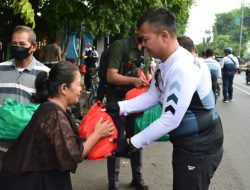 Gowes Bareng Bersama Kapolresta Sidoarjo Sambil Bagikan Sembako