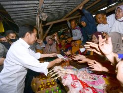 Presiden Serahkan Bantuan Sosial kepada Pedagang di Pasar Sila