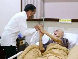 Presiden Joko Widodo Jenguk Try Sutrisno di RSPAD Gatot Soebroto