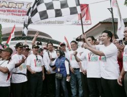 Emil Dardak Mlaku Bareng Ribuan Guru di Magetan