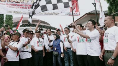 Emil Dardak Mlaku Bareng Ribuan Guru di Magetan