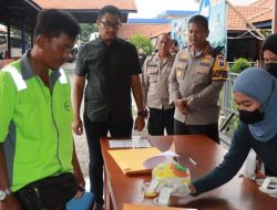 Kapolresta Sidoarjo Cek Vaksinasi dan Tes Urine di Terminal Purabaya