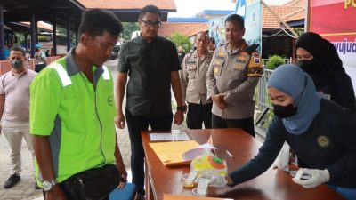 Kapolresta Sidoarjo Cek Vaksinasi dan Tes Urine di Terminal Purabaya