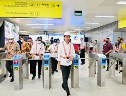 Presiden Joko Widodo Meninjau Perkembangan Pembangunan LRT