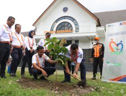 Sukseskan Gerakan Satu Juta Pohon, KAI Tanam Pohon dan Hijaukan Stasiun Serentak