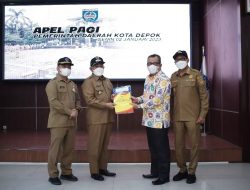 Wali Kota Depok Berikan SK Pensiun ASN