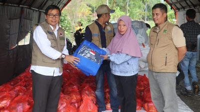 Pemda Salurkan Bantuan Dana Siap Pakai bagi Korban Banjir di Desa Cenning, Malangke Barat