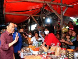 Antusias Masyarakat Kota Manado Sambut Kedatangan Presiden