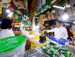 Kunjungi Pasar Wonokromo, Presiden Cek Harga Bahan Pangan