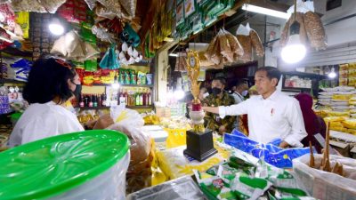 Kunjungi Pasar Wonokromo, Presiden Cek Harga Bahan Pangan