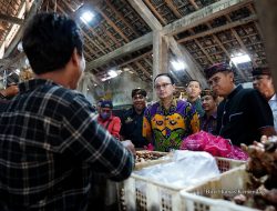 Wamendag Pantau Harga Bahan Pokok di Pasar Adat Jimbaran