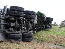Truk Terguling di KM 44 Tol Jagorawi Arah Bogor, Begini Kondisinya