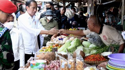 Presiden dan Ibu Negara Tinjau Harga Bahan Pokok di Pasar Sambonggede