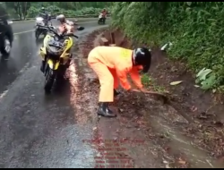 Lalu Lintas Diguyur Hujan Lebat, BPBD Kabupaten Banyuwangi Bersihkan Drainase