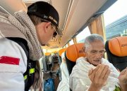 Pandu Jemaah Haji Lansia Niat Ihram, Petugas Naik Bus di Bir Ali