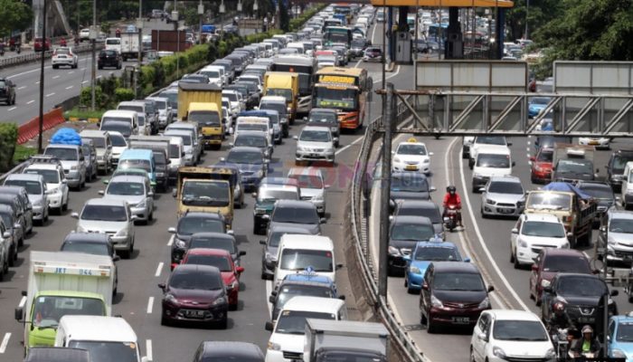 Truk Patah Baut Roda di KM 10, Tol Jagorawi Cipayung Arah Bogor Padat