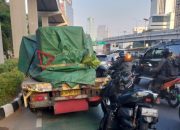 Truk Tabrakan di Jalan Gatsu Jaksel Arah Semanggi, Lalin Tersendat