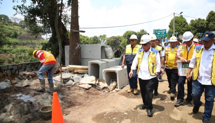 Jalan Rusak di Jalur Alternatif Puncak Diperbaiki