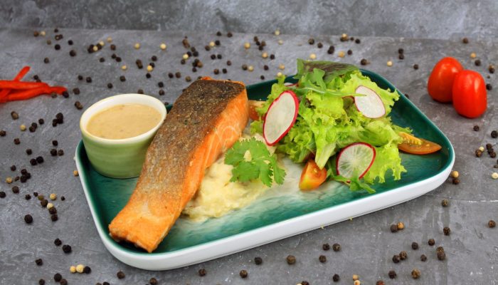 Oakwood Suites Kuningan Jakarta Hadirkan Kelezatan Seafood, Grilled Salmon dengan Creamy Garlic Sauce