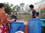 Kekeringan, Alumnus IISIP Angkatan 95 Salurkan Air Bersih di Rumpin Bogor