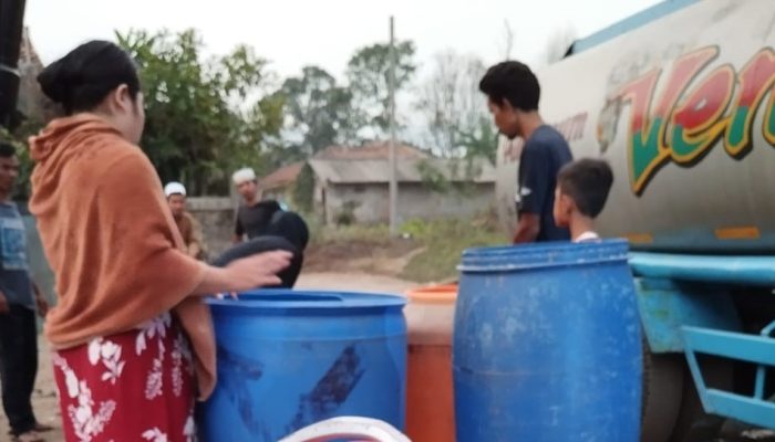 Kekeringan, Alumnus IISIP Angkatan 95 Salurkan Air Bersih di Rumpin Bogor