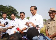 Plt Mentan Dampingi Presiden Panen Padi di Sukamandi