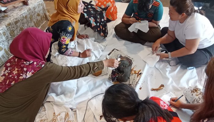 Manfaatkan Sisa Bahan Masakan Menjadi Kesenian Batik di KarnavALL Batik Nusantara Mercure Tangerang BSD City