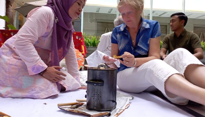 Manfaatkan Sisa Bahan Makanan Jadi Seni Membatik di Acara KarnavALL Batik Nusantara Mercure Jakarta Sabang